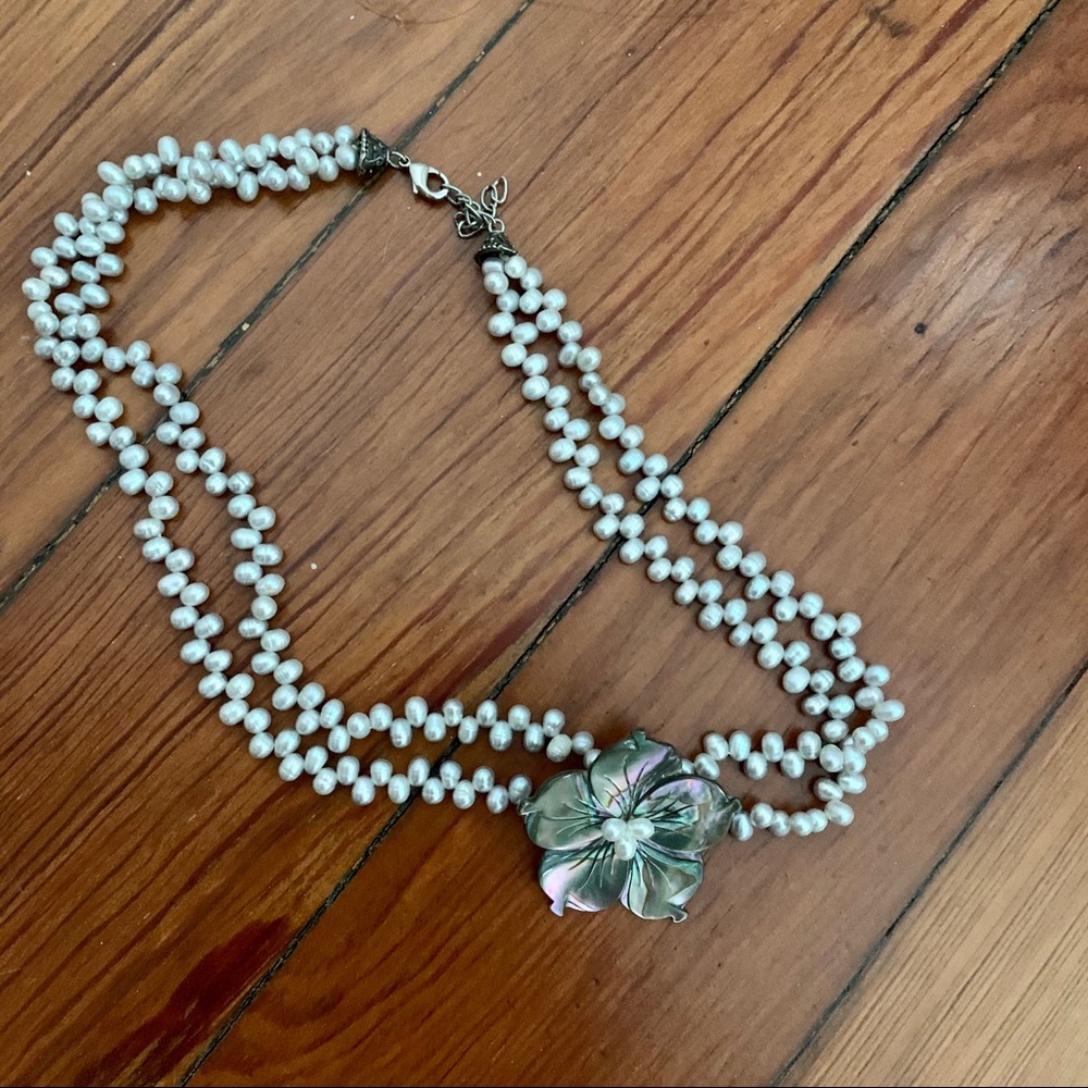 Pearl necklace w/flower